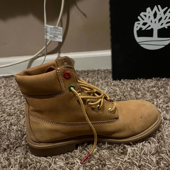 Tan timberland boots barley worn been sitting in my closet main image 7